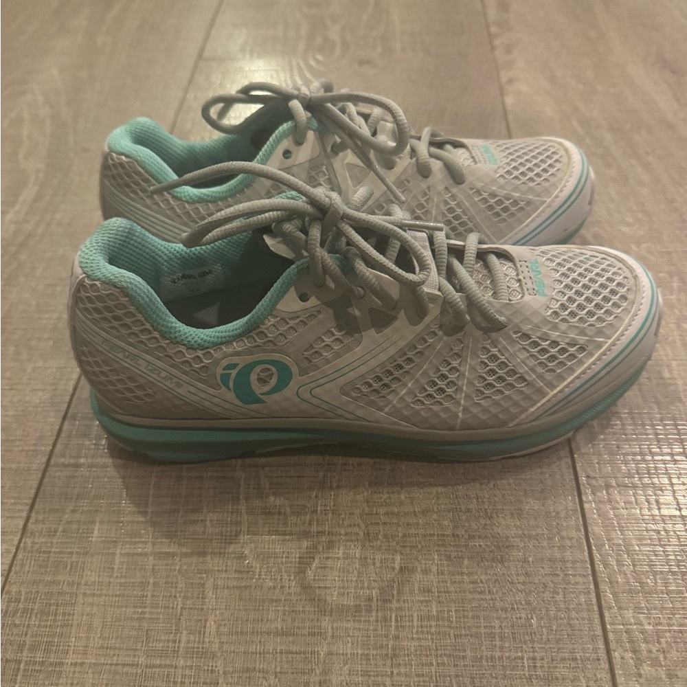 Women's Pearl Izumi Gray and Teal Spin Shoes Size 39
